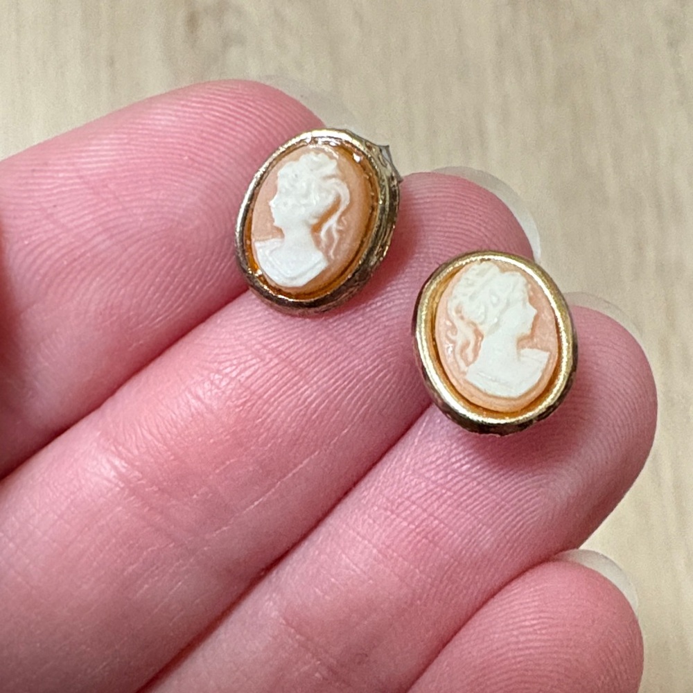 Elegant Cameo Stud Earrings - Picture 3 of 6